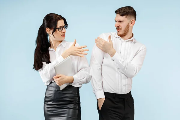 Concetto di partenariato nel mondo degli affari. Giovane uomo e donna emotivo in piedi in studio — Foto Stock