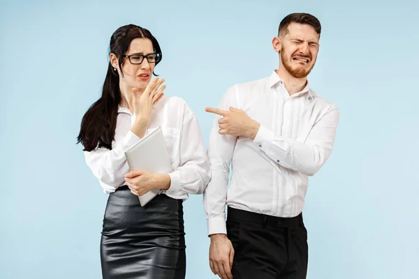 Concetto di partenariato nel mondo degli affari. Giovane uomo e donna emotivo in piedi in studio — Foto Stock