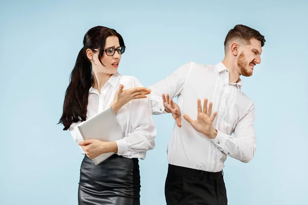 Konceptet med partnerskap i verksamheten. Ung känslomässiga man och kvinna som står på studio — Stockfoto