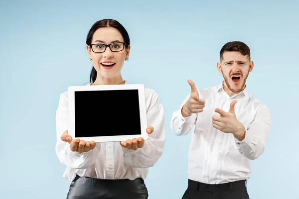 The surprised business man and woman smiling on a gray background — Stock Photo, Image