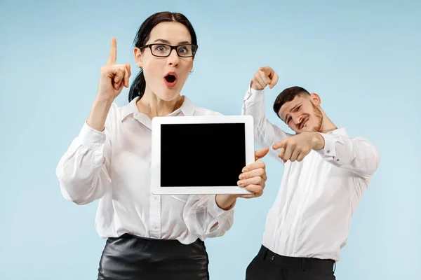 Hombre Mujer Negocios Sorprendidos Sonriendo Fondo Estudio Azul Mostrando Pantalla — Foto de Stock