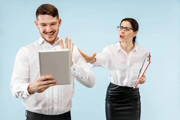 Excited happy young couple looking at camera with delight amazed by unbelievable great sale — Stock Photo, Image