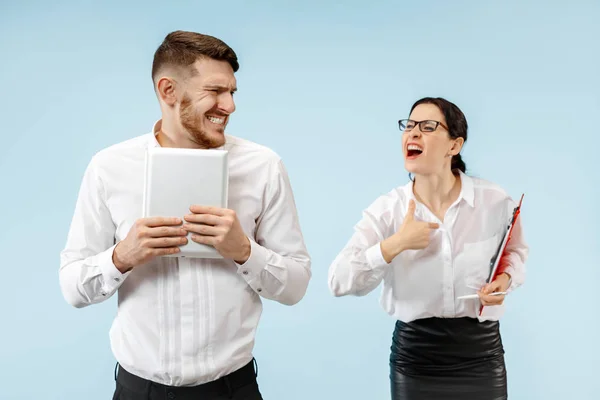 Mujer de negocios enojada y colega en la oficina . — Foto de Stock