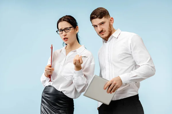 Concept of partnership in business. Young emotional man and woman standing at studio — Stock Photo, Image