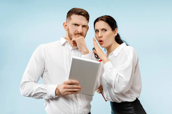 Concept of partnership in business. Young man and woman standing at studio — Stock Photo, Image