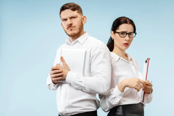 Concetto di partenariato nel mondo degli affari. Giovane uomo e donna in piedi in studio — Foto Stock