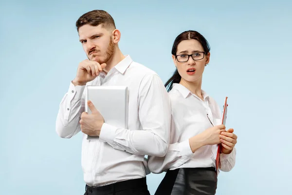 Concepto de asociación en los negocios. Joven y mujer de pie en el estudio — Foto de Stock