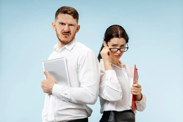 Konceptet med partnerskap i verksamheten. Ung man och kvinna som står på studio — Stockfoto