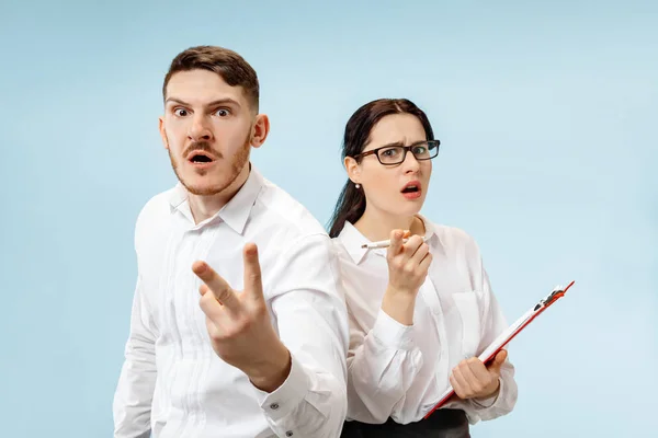 Concepto de asociación en los negocios. Joven hombre y mujer emocional de pie en el estudio — Foto de Stock