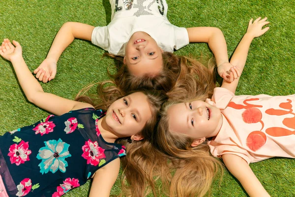 Grupo de crianças felizes brincando ao ar livre . — Fotografia de Stock