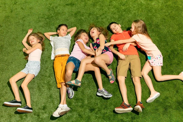 Mutlu çocuklar açık havada oyun grubu. — Stok fotoğraf