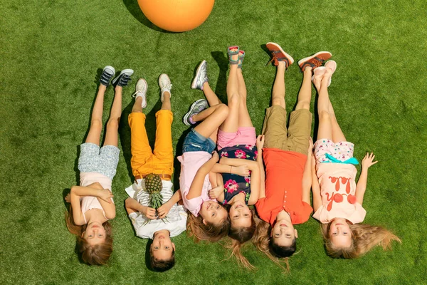 Gruppo di bambini felici che giocano all'aperto . — Foto Stock