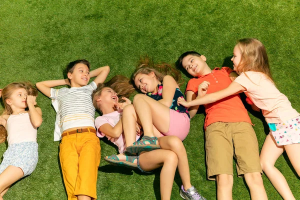 Ομάδα χαρούμενα παιδιά που παίζουν σε εξωτερικούς χώρους. — Φωτογραφία Αρχείου