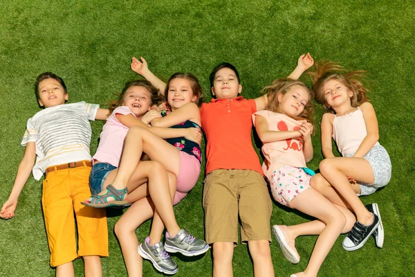 Grupo de crianças felizes brincando ao ar livre . — Fotografia de Stock