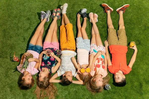 Grupo de crianças felizes brincando ao ar livre . — Fotografia de Stock