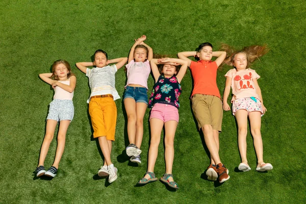 Grupo de crianças felizes brincando ao ar livre . — Fotografia de Stock