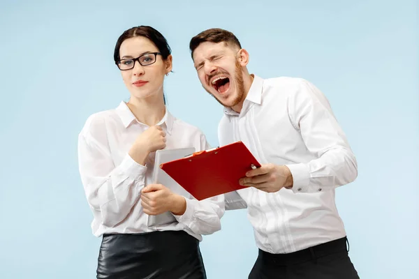 Concetto di partenariato nel mondo degli affari. Giovane uomo e donna in piedi in studio — Foto Stock