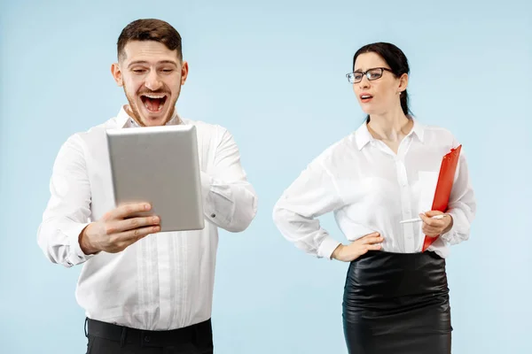 Concetto di partenariato nel mondo degli affari. Giovane uomo e donna emotivo in piedi in studio — Foto Stock