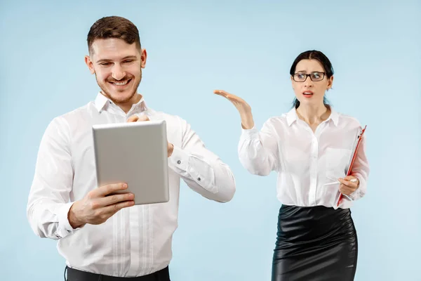 Excited happy young couple looking at camera with delight amazed by unbelievable great sale — Stock Photo, Image