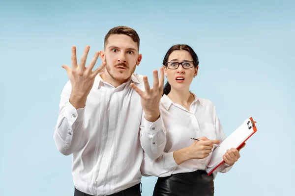 Arg affärsman och hans kollega på kontoret. — Stockfoto