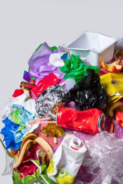 Beyaz arka plan, ekoloji sorun kavramı üzerinde çöp ile Dünya'nın Küre