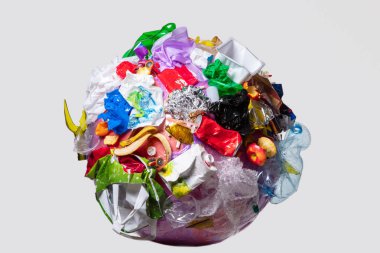 Beyaz arka plan, ekoloji sorun kavramı üzerinde çöp ile Dünya'nın Küre