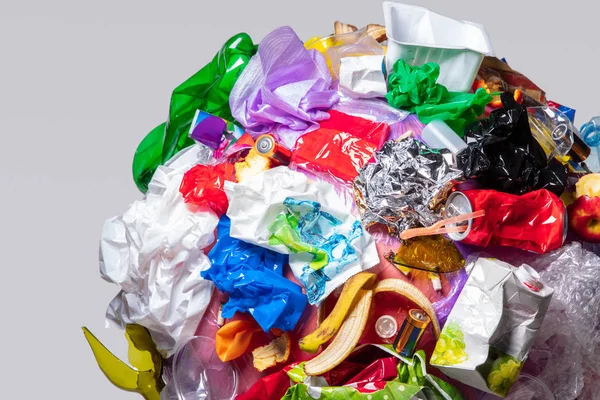 Beyaz arka plan, ekoloji sorun kavramı üzerinde çöp ile Dünya'nın Küre — Stok fotoğraf