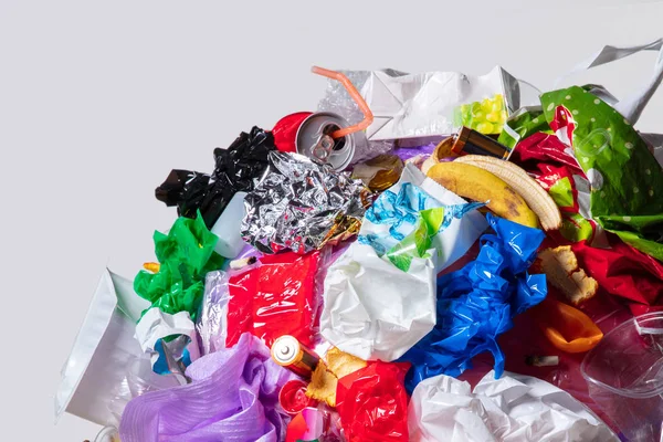 Un globo de la tierra con basura sobre fondo blanco, el concepto de problema ecológico — Foto de Stock