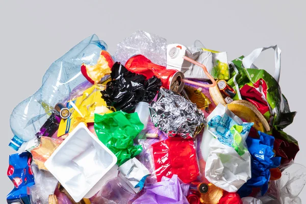 Beyaz arka plan, ekoloji sorun kavramı üzerinde çöp ile Dünya'nın Küre