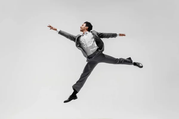 Biznesmen szczęśliwy taniec na białym tle na studio szary tło — Zdjęcie stockowe