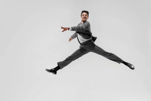 Feliz hombre de negocios bailando aislado sobre fondo gris estudio — Foto de Stock