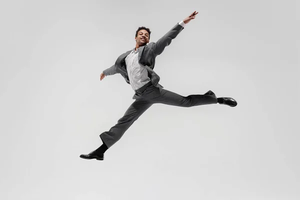 Feliz hombre de negocios bailando aislado sobre fondo gris estudio — Foto de Stock