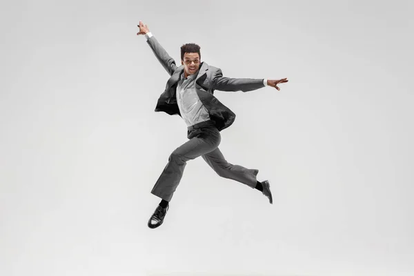 Feliz hombre de negocios bailando aislado sobre fondo gris estudio — Foto de Stock