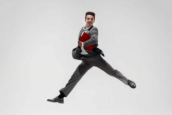 Счастливый бизнесмен танцует изолированно на сером фоне студии — стоковое фото