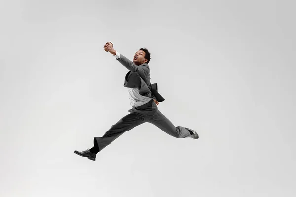 Glücklicher Geschäftsmann tanzt isoliert auf grauem Studiohintergrund — Stockfoto