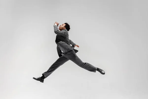 Feliz Homem Negócios Dançando Movimento Isolado Fundo Estúdio Branco Flexibilidade — Fotografia de Stock