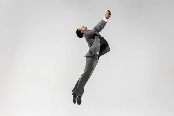 Feliz hombre de negocios bailando aislado sobre fondo gris estudio — Foto de Stock