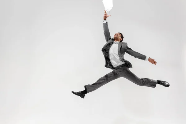 Gelukkig zakenman dansen geïsoleerd op grijze studio achtergrond — Stockfoto