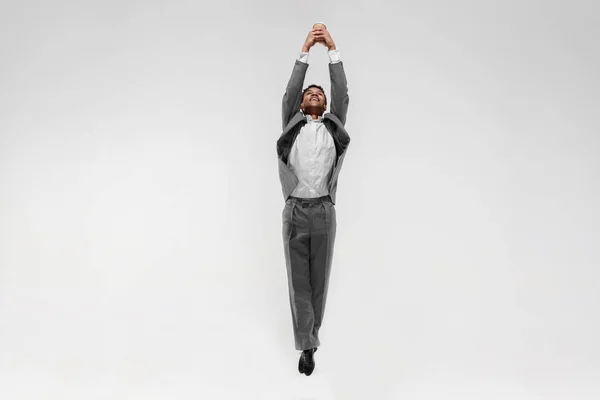 Felice uomo d'affari ballare isolato su sfondo grigio studio — Foto Stock