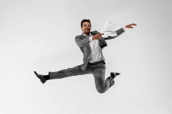 Feliz homem de negócios dançando isolado no fundo do estúdio cinza — Fotografia de Stock