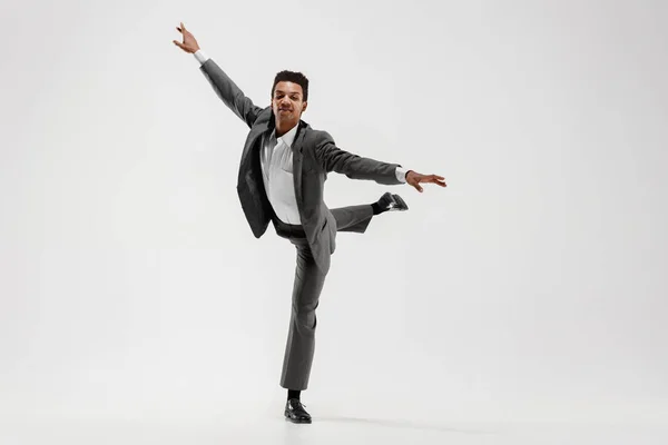 Feliz hombre de negocios bailando aislado sobre fondo gris estudio — Foto de Stock