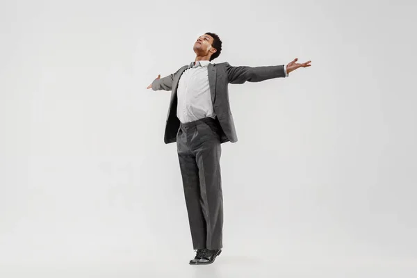 Feliz hombre de negocios bailando aislado sobre fondo gris estudio — Foto de Stock