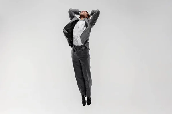 Feliz hombre de negocios bailando aislado sobre fondo gris estudio — Foto de Stock