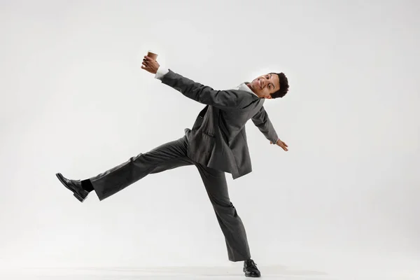 Feliz hombre de negocios bailando aislado sobre fondo gris estudio — Foto de Stock