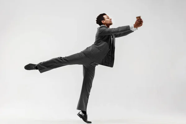 Feliz hombre de negocios bailando aislado sobre fondo gris estudio — Foto de Stock