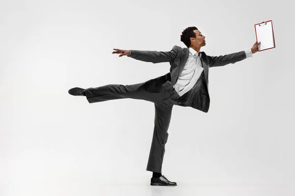 Gri studio arka plan üzerinde dans mutlu iş adamı izole — Stok fotoğraf