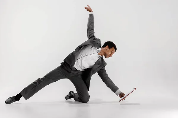 Feliz hombre de negocios bailando aislado sobre fondo gris estudio — Foto de Stock