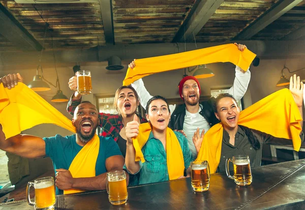 体育、 人、 休闲、 友谊和娱乐概念 — — 快乐足球球迷或男性朋友喝啤酒和庆祝胜利在酒吧或酒馆 — 图库照片