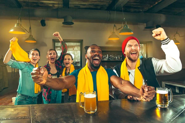 Спорт, люди, дозвілля, дружба та розваги - щасливі шанувальники футболу чи друзі-чоловіки п'ють пиво та святкують перемогу в барі чи пабі — стокове фото