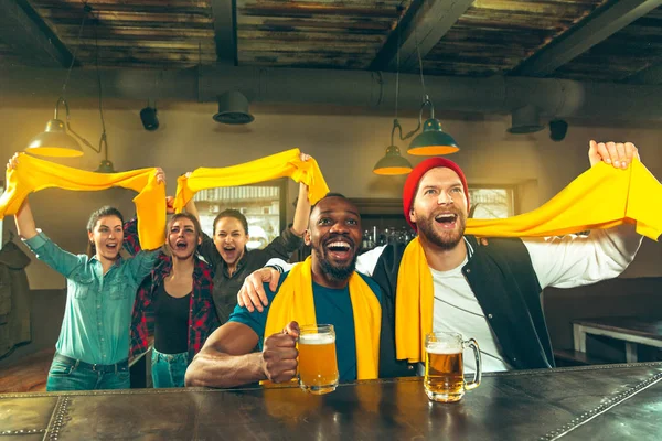 Concept de sport, de personnes, de loisirs, d'amitié et de divertissement - fans de football heureux ou amis masculins buvant de la bière et célébrant la victoire au bar ou au pub — Photo